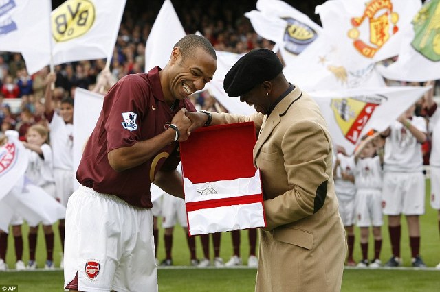 Thierry ahabwa ishimwe na Ian Wright nawe wakiniye Arsenal