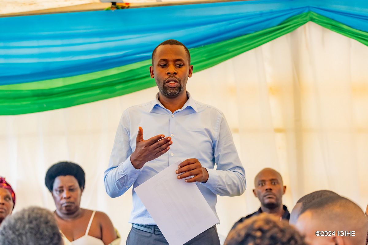 Umuyobozi Mukuru w'Ihuriro ry'Abacungamutungo ba za banki zo mu Rwanda, Charles Gakuru ubwo yasobanuriraga ababishyuriwe Mituweli impamvu batekereje icyo gikorwa