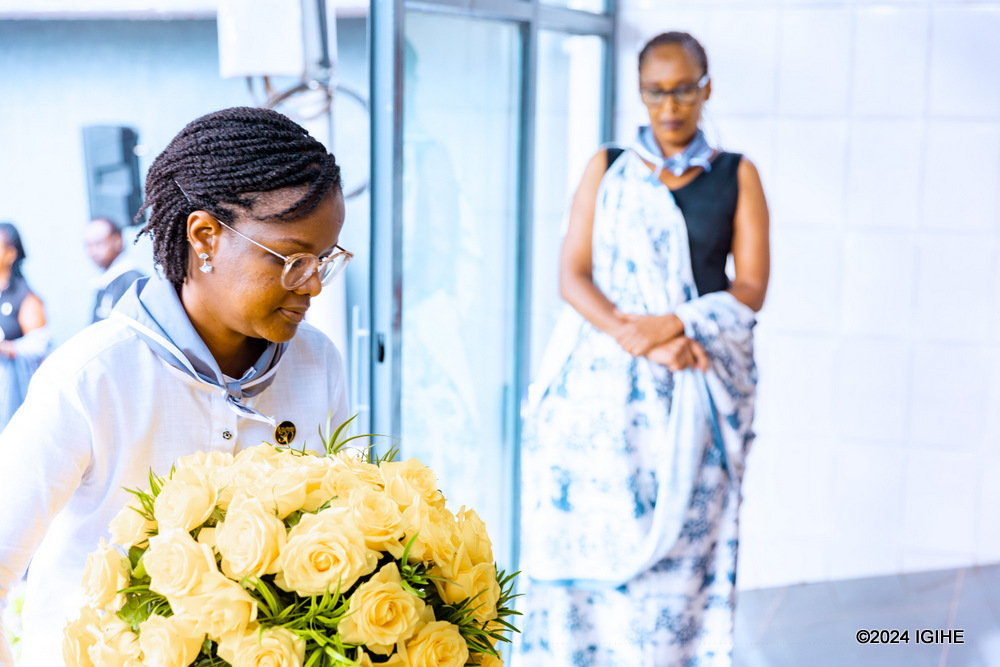 Umuyobozi wa Sosiyete ishinzwe gukwirakiza amazi WASAC Utilities Ltd, Gisèle Umuhumuza ashyira indabo ku kimenyetso cyo kwibuka kiriho amazina y'abahoze ari abakozi ba Electrogaz
