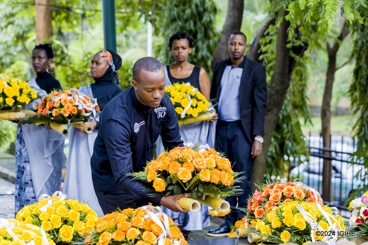 Umuyobozi Mukuru wa RSSB, Regis Rugemanshuro ashyira indabyo ku rukuta ruriho amazina y'abahoze ari abakozi ba CSR bishwe muri Jenoside yakorewe Abatutsi