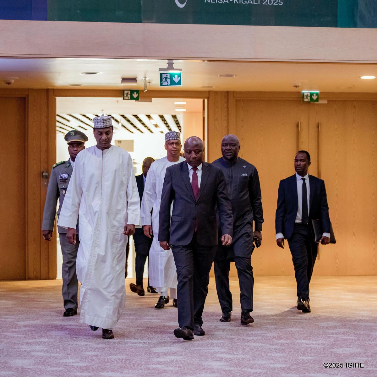 Ubwo Minisitiri w'Intebe, Dr Edouard Ngirente n'abandi bayobozi bari bageze ahari kubera inama yiga ku kubyaza umusaruro ingufu za nucléaire hagamijwe amahoro