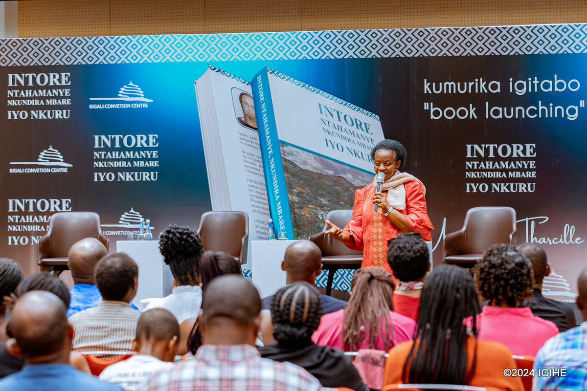 Umubyeyi wa Uwarurema witwa Victoria Uwambaye yashimiye umukobwa we ku gikorwa cy'indashyikirwa cyo gukubira ibyababayeho muri Jenoside yakorewe Abatutsi mu nyandiko
