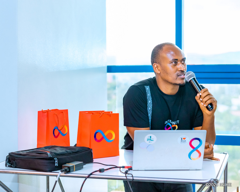 Umuyobozi wa ICP Rwandan Community Mike Sebakara atanga amasomo ajyanye n'aho Web3 itandukaniye na Web2 isanzwe ikoreshwa mu mirimo itandukanye