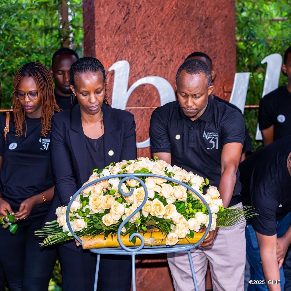 Abayobozi bakuru ba Mayfair Insurance Company Rwanda Ltd bashyira indabo ku mva mu guha icyubahiro Abatutsi bishwe muri Jenoside