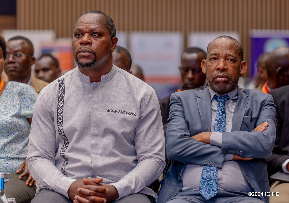 Umuyobozi Mukuru w’Ikigo cy’Igihugu gishinzwe Ibizamini n’Ubugenzuzi bw’Amashuri, NESA, Dr Bahati Bernard (ibumoso) n'Umunyamabanga Nshingwabikorwa w’Inama y’Igihugu y’Abantu bafite ubumuga mu Rwanda (NCPD), Emmanuel Ndayisaba mu bitabiriye inama yiga ku guteza imbere uburezi bw'abafite ubumuga