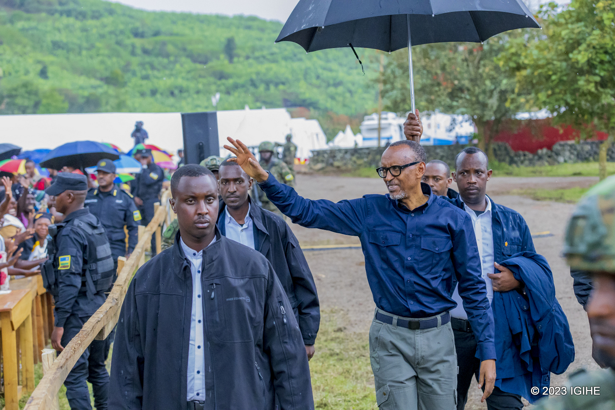 Perezida Kagame asuhuza abaturage bari bishimiye kongera kumubona