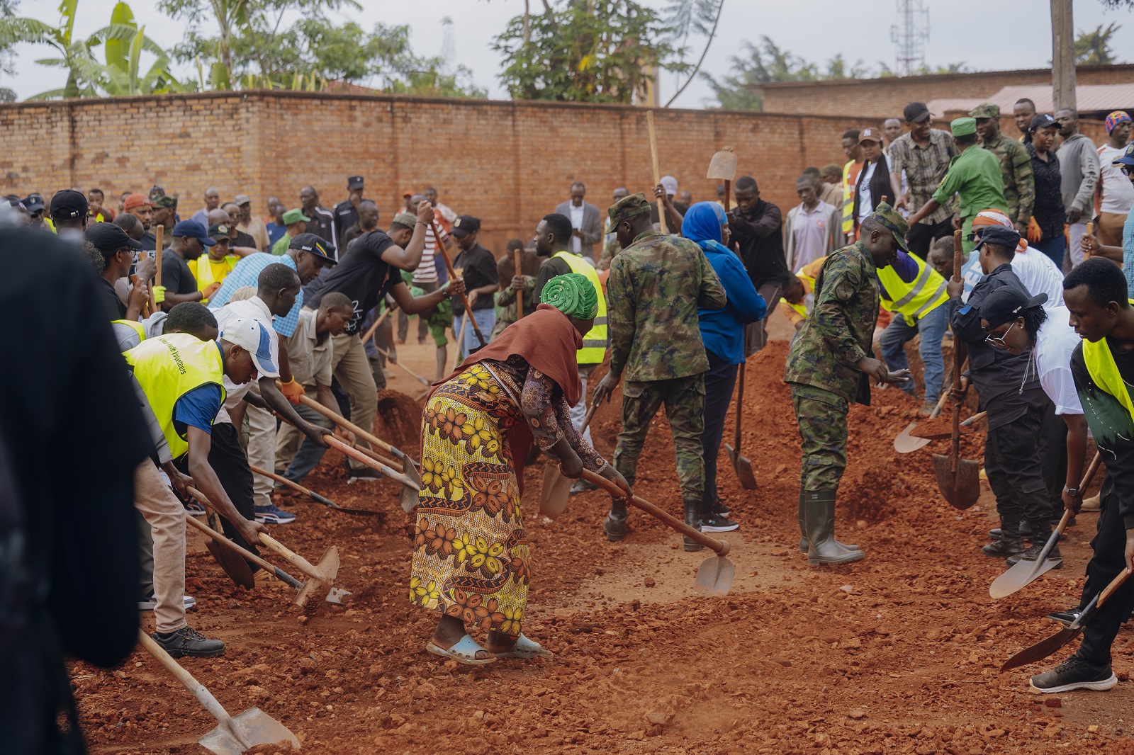 Abashinzwe umutekano bifatanyije n'abaturage mu muganda