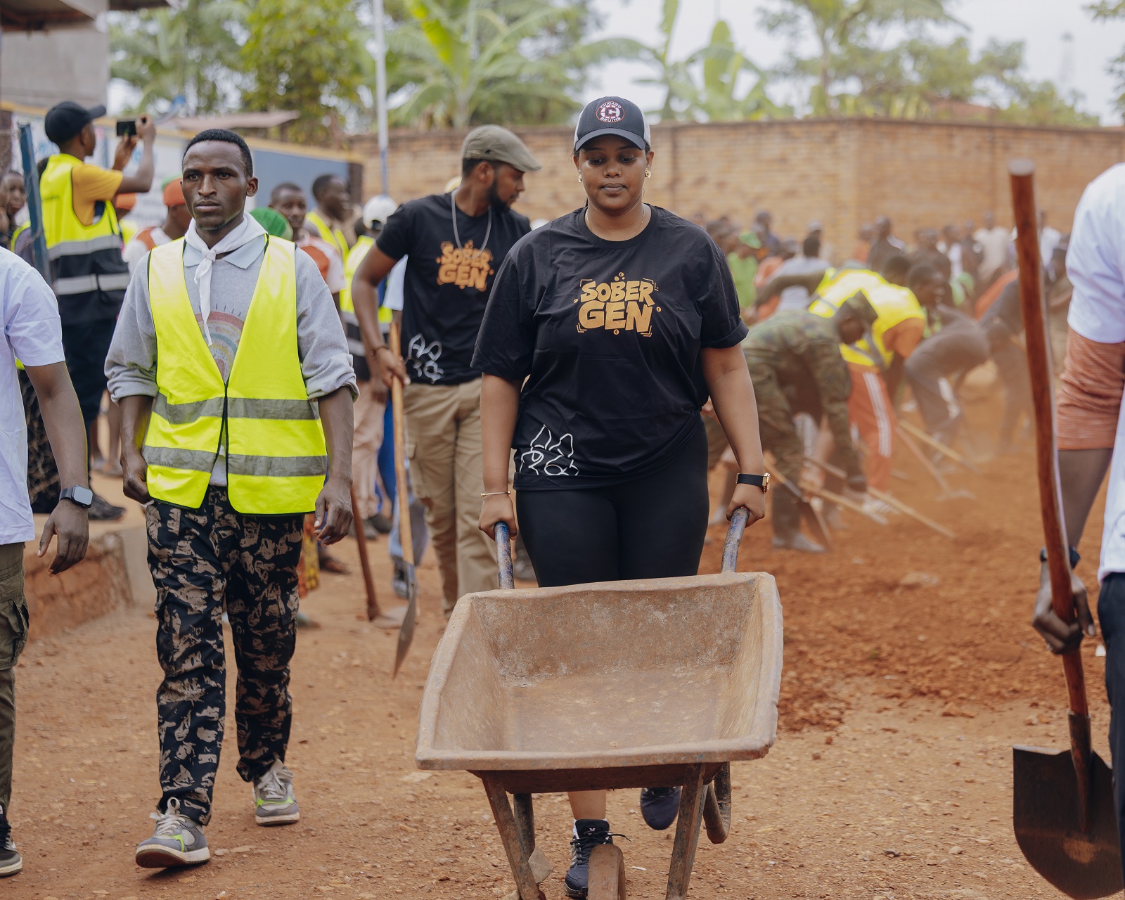 Urubyiruko rwitabiriye umuganda, runafatanya n'ubuyobozi mu bukangurambaga bwo kurwanya inzoga z'ibyuma