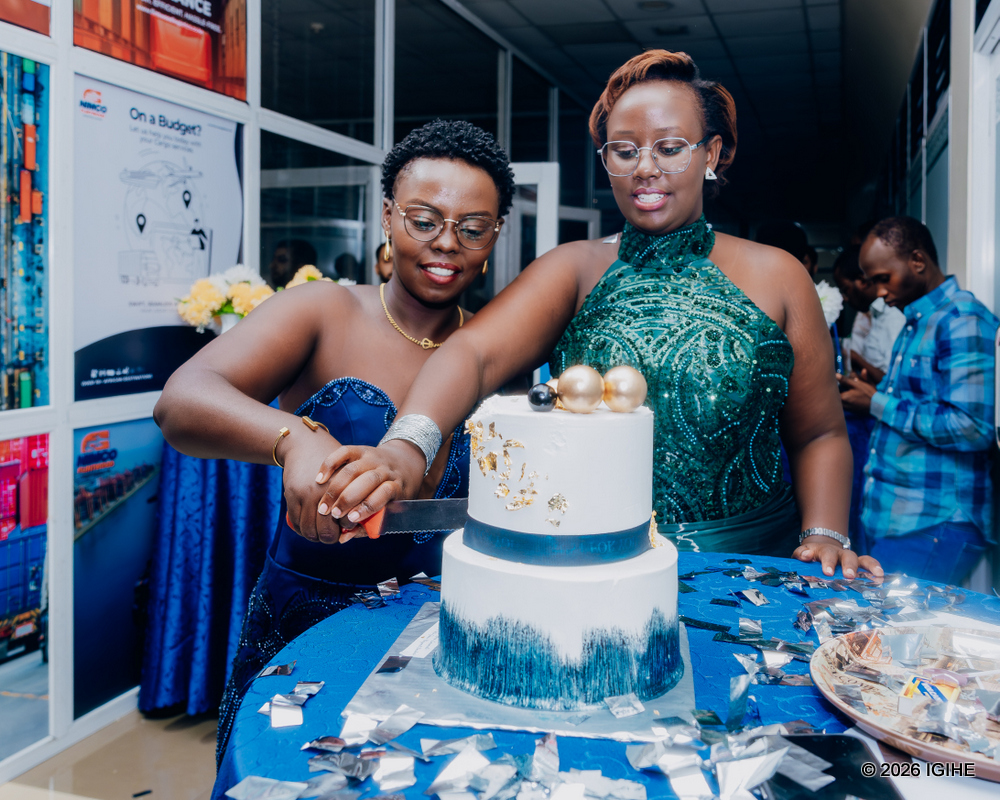 Ubuyobozi bwa NIMCO Flintwood bwakase 'cake' nk'ikimenyetso cy'uko ibirori byari bitangiye