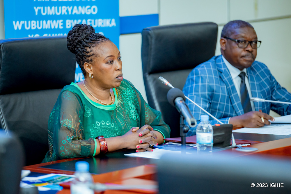 Umuvunyi Mukuru, Nirere Madeleine (iburyo), yavuze ko ibibazo by’akarengane bishyikirizwa uru rwego byiganjemo iby’imitangire ya serivisi zishingiye ku butaka by’umwihariko mu Mujyi wa Kigali