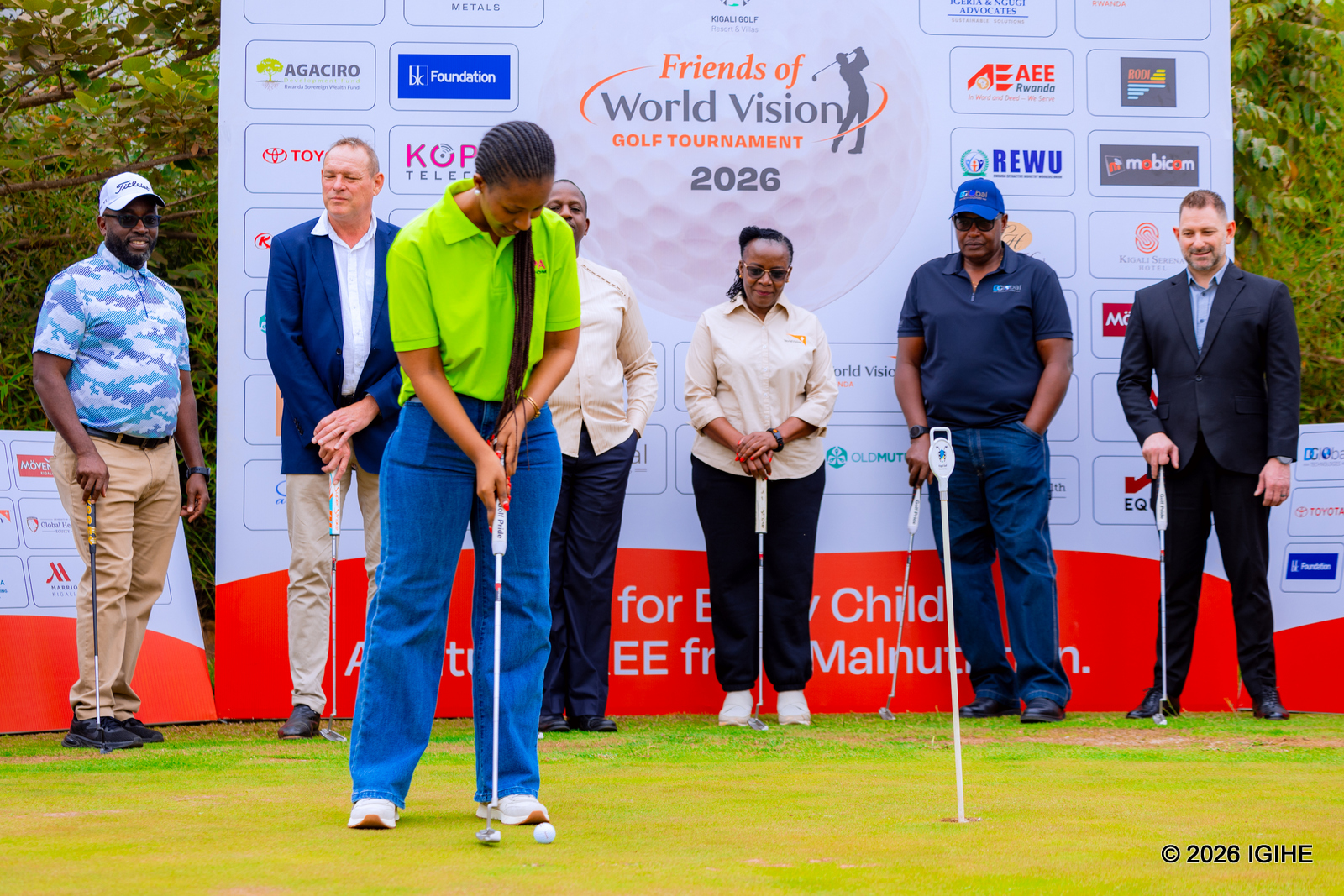 Umuyobozi ushinzwe Amasoko n’Ubucuruzi muri Kopa Telecom, Rusaro Jesca, ari gukina Golf
