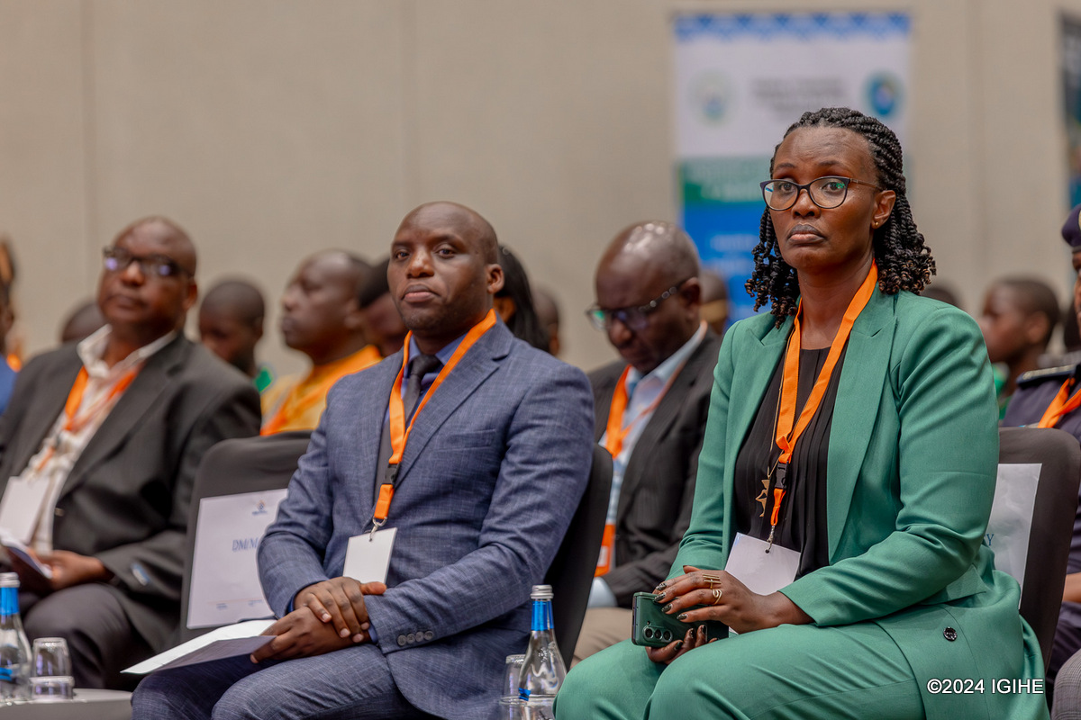 Umuyobozi Mukuru ushinzwe Politiki n'Igenamigambi muri Minisiteri y'Uburezi, Rose Baguma (ubanza iburyo) mu bitabiriye inama yiga kuguteza imbere uburezi bw'abafite ubumuga iri kubera i Kigali