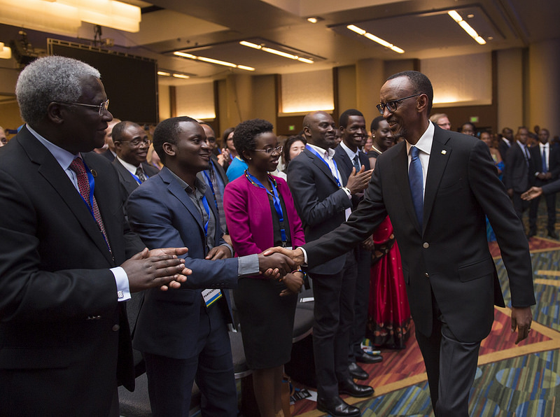 Perezida Kagame asuhuza abitabiriye Rwanda Day i San Francisco