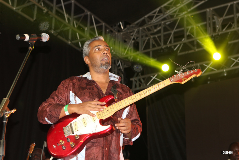 Albert Rudatsimburwa yagaragaje ubuhanga mu gukirigita gitari