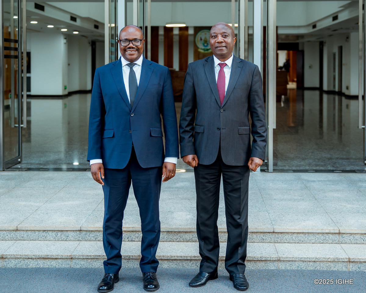 Minisitiri w'Intebe mushya, Dr Justin Nsengiyumva ari kumwe na Dr Edouard Ngirente asimbuye kuri uyu mwanya