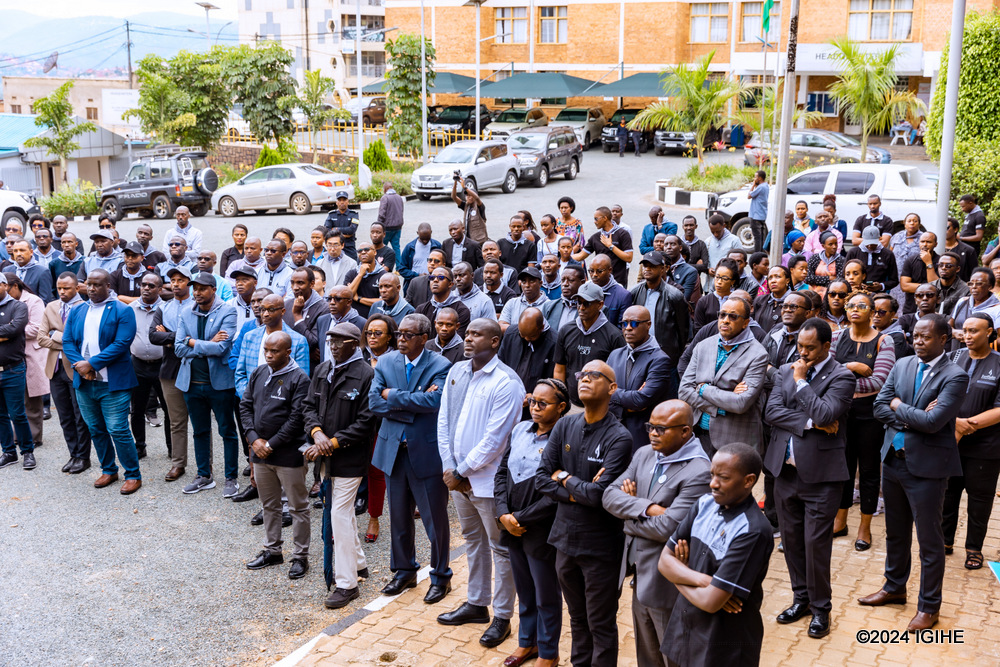 Ubwo abakozi ba REG na WASAC Group, abo mu miryango y'abahoze ari abakozi ba Electrogaz n'abandi bayobozi mu nzego zitandukanye za leta, bari bateraniye ku biro bikuru bya REG mu guha icyubahiro abahoze ari abakozi ba Electrogaz bishwe muri Jenoside yakorewe Abatutsi