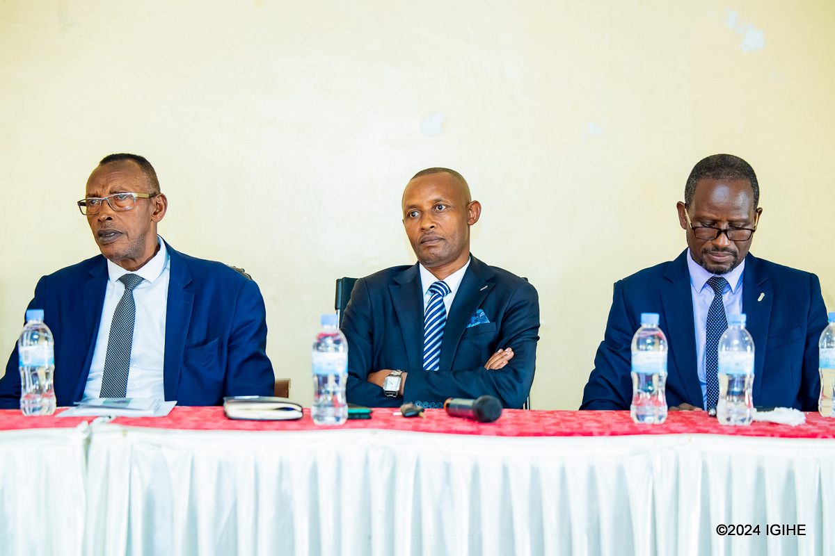 Uhereye iburyo ni Umuyobozi Wungirije wa PAM Rwanda, Twagirimana Epimaque, Umubyeyi wa Uwase witwa Pasteur Fred Agaba na Senateri Dr. Kanyarukiga Ephrem, baje gushyigikira Uwase mu rugendo rwe rw'ubwanditsi