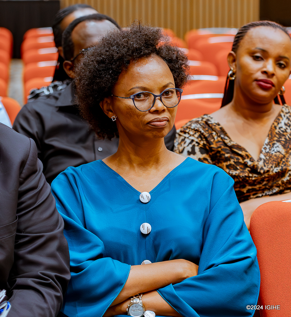 Uwarurema Tharcille yamuritse igitabo "Intore Ntahamanye Nkundira Mbare Iyo Nkuru" kigaruka kuri Jenoside yakorewe Abatutsi