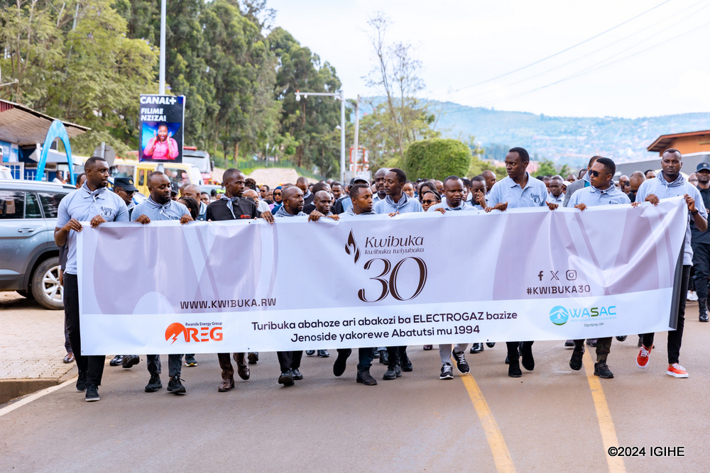 Ubwo abakozi ba REG na WASAC Group, abo mu miryango y'abahoze ari abakozi ba Electrogaz n'abandi bayobozi mu nzego zitandukanye za leta, bari batangiye urugendo rwo kwibuka rwahereye ahazwi nko ku Kinamba rugera ku Rwibutso rwa Jenoside rwa Kigali ruri ku Gisozi