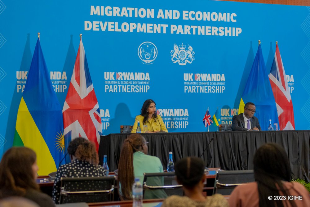 Minisitiri w’Umutekano mu Bwongereza, Suella Braverman ubwo yasinyaga amasezerano na Dr Vincent Biruta, Minisitiri w'Ububanyi n'Amahanga w'u Rwanda