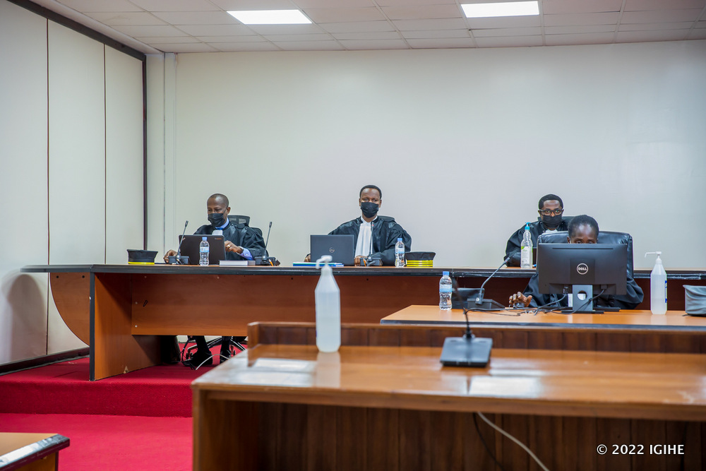 Uhereye ibumoso: Inteko iburanisha igizwe na Gakwaya Justin, Perezida wayo, Rukundakuvuga François Regis na Kamere Emmanuel