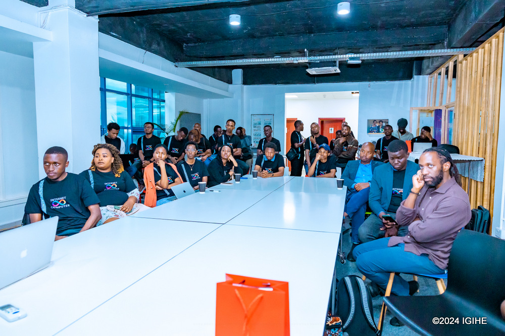 Urubyiruko rwaturutse mu bice bitandukanye by'Umujyi wa Kigali ubwo rwari rukurikiranye amasomo ajyanye n'uko ikoranabuhanga rya blockchain rikora