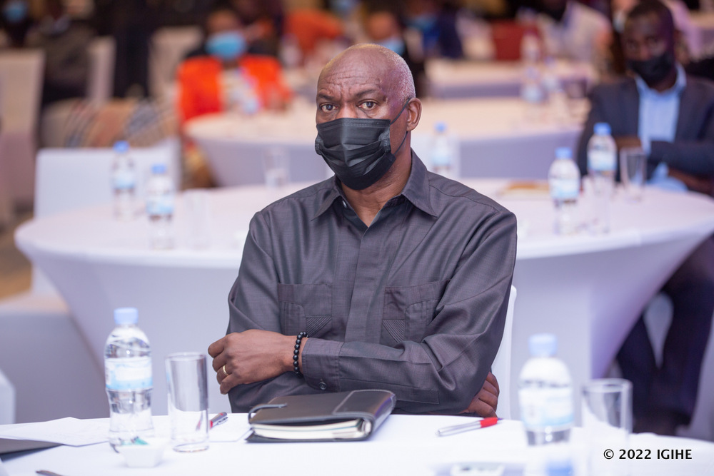 Prof Lyambabaje akurikiranye uko guhemba abahize abandi bigenda
