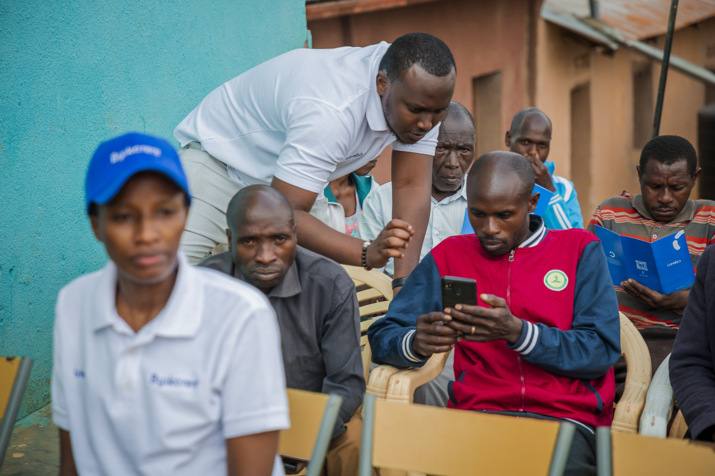 Abaturage basangwa aho batuye kugira ngo basobanurirwe imikorere ya Irembo