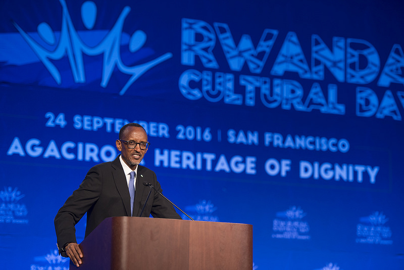 Perezida Kagame yasabye urubyiruko rw’u Rwanda kwirinda kujya mu birutesha agaciro