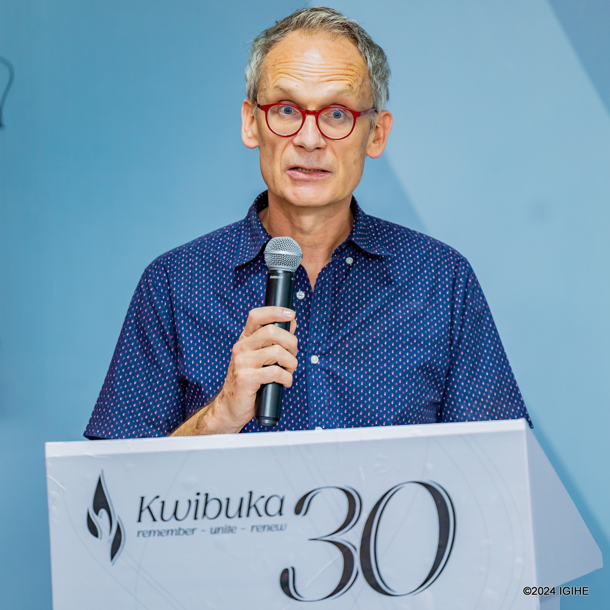 Umwarimu muri Kaminuza ya Concordia wanagize uruhare muri ubu bushakashatsi, Prof Sebastien Caquard ubwo yasobanuraga uburyo kubara inkuru hifashishijwe amakarita bikorwa