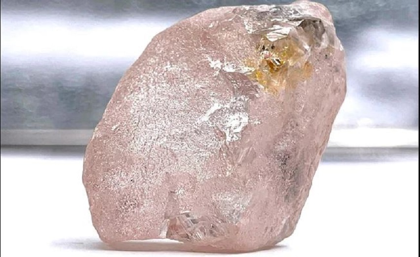 Iyi diamant y'iroza ni yo nini ibonetse kuva mu myaka 300 ishize
