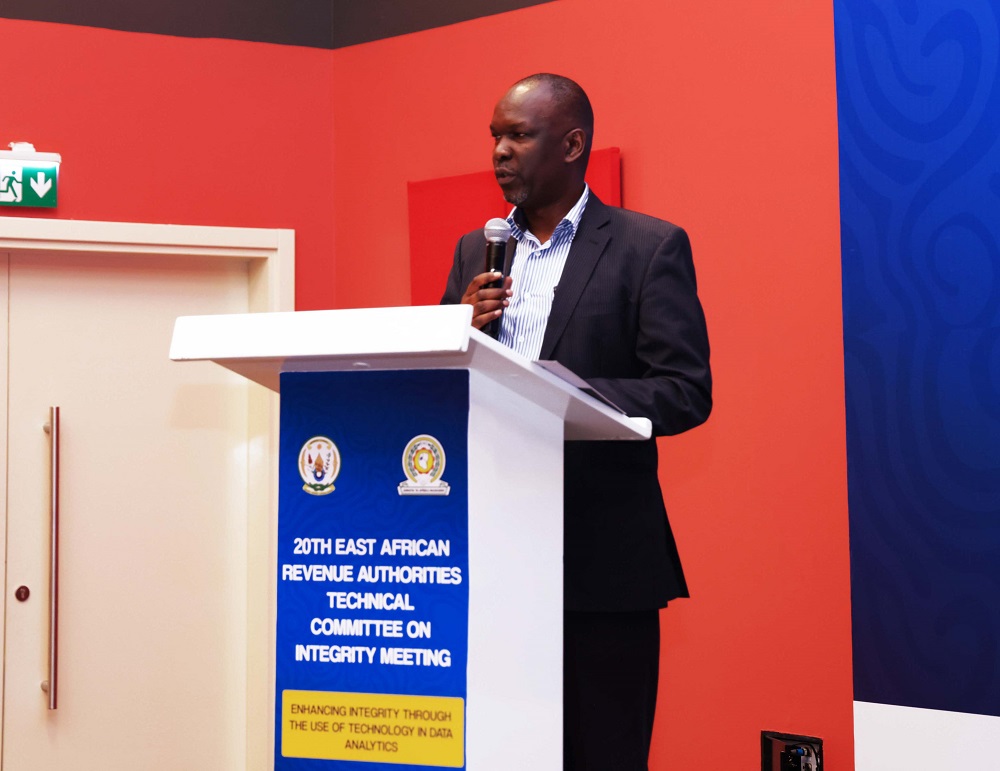Perezida wa Komisiyo Ishinzwe Ubunyangamugayo muri EARATCI, James Abola, yasabye ibihugu bigize uwo muryango kugira uruhare mu kunoza imisoro mu rwego rwo guteza imbere ubucuruzi