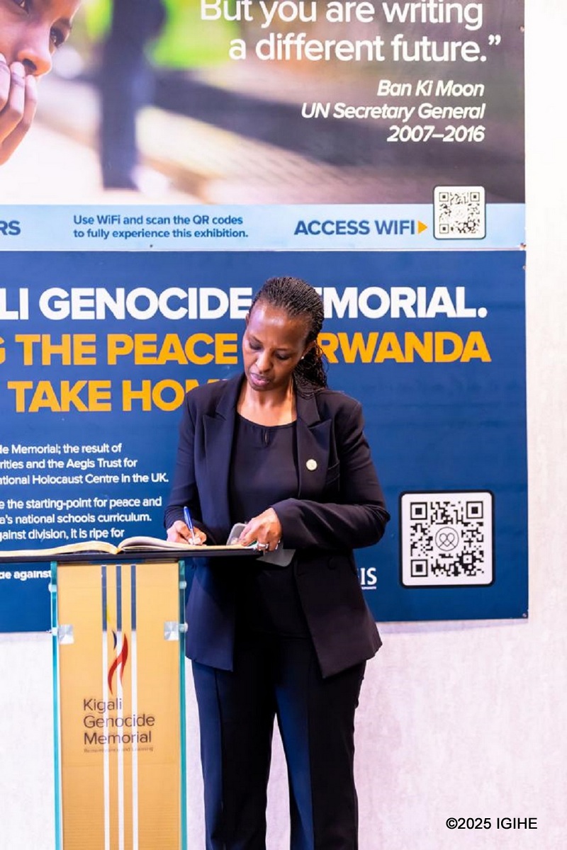 Umuyobozi Mukuru wa Mayfair Insurance Company Ltd, Jessica Igoma, yasize ubutumwa mu gitabo cyagenewe abashyitsi ku Rwibutso rwa Jenoside rwa Kigali