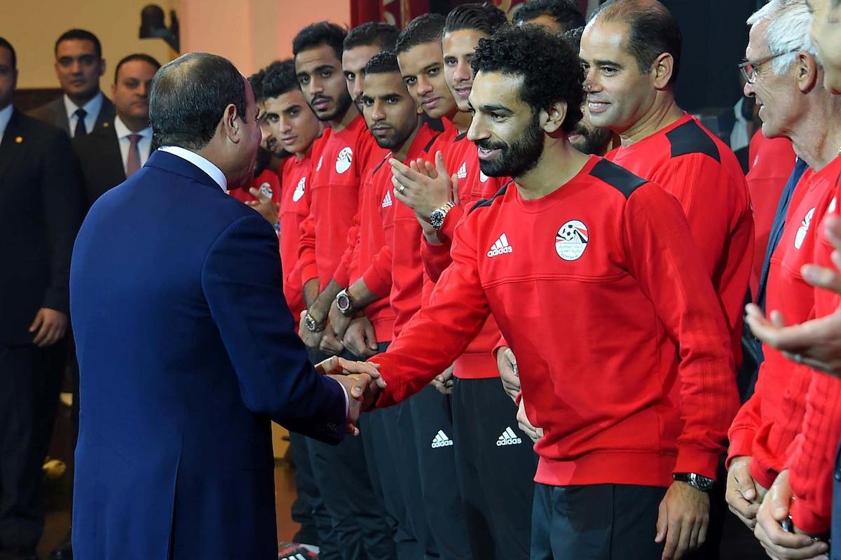 Perezida wa Misiri Abdel Fattah El-Sisi ubwo yakiraga ikipe y'igihugu mbere y'Igikombe cya Afurika bakiriye mu minsi ishize