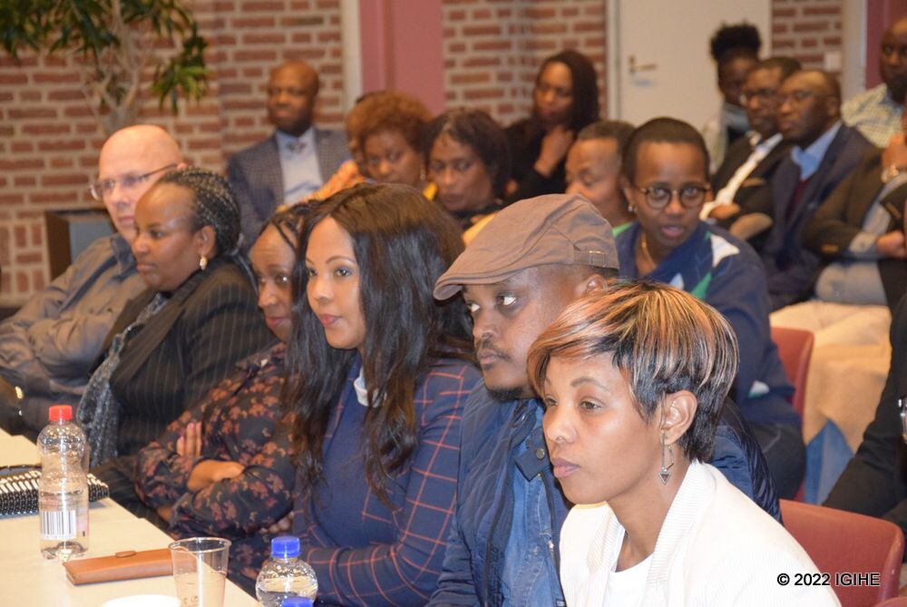 Abanyarwanda batuye mu Buholandi ubwo bari bitabiriye ibikorwa byo Kwibuka Jenoside yakorewe Abatutsi