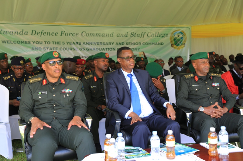 Umugaba mukuru w'Ingabo, Gen Patrick Nyamvumba (ibumoso), Minisitiri w'Ingabo, Gen James Kabarebe na Maj Gen Jean Bosco Kazura uyobora Ishuri rya Gisirikare ryo mu Karere ka Musanze