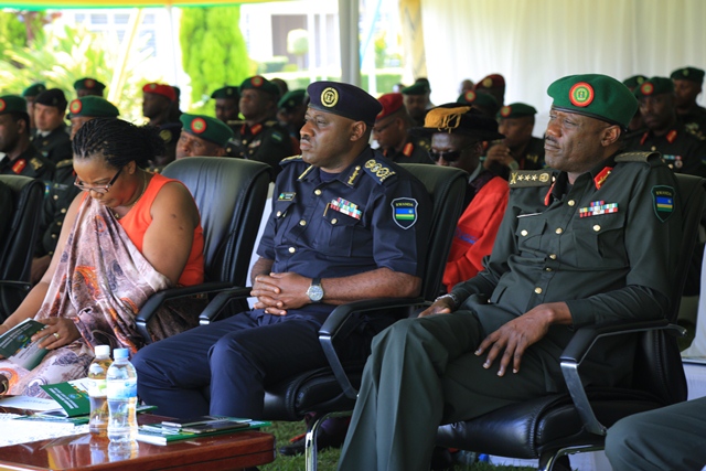 Umugaba mukuru w'Inkeragutabara, Lt Gen Fred Ibingira (iburyo) n'Umuyobozi mukuru wa Polisi y'u Rwanda, IGP Emmanuel Gasana bari bitabiriye uyu muhango