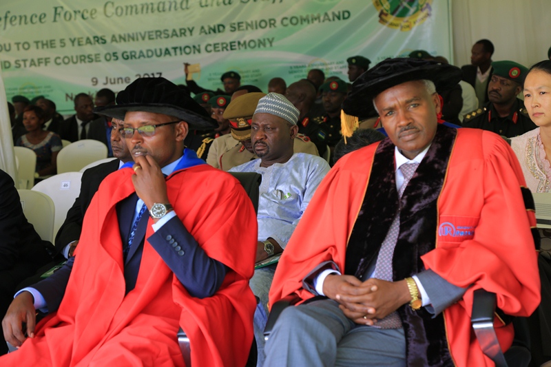 Umuyobozi wungirije ushinzwe iterambere muri Kaminuza y'u Rwanda, Dr Charles Murigande (iburyo) nawe yari yitabiriye umuhango wo guha impamyabumenyi abasirikare 46 bigaga amasomo y'iby'umutekano