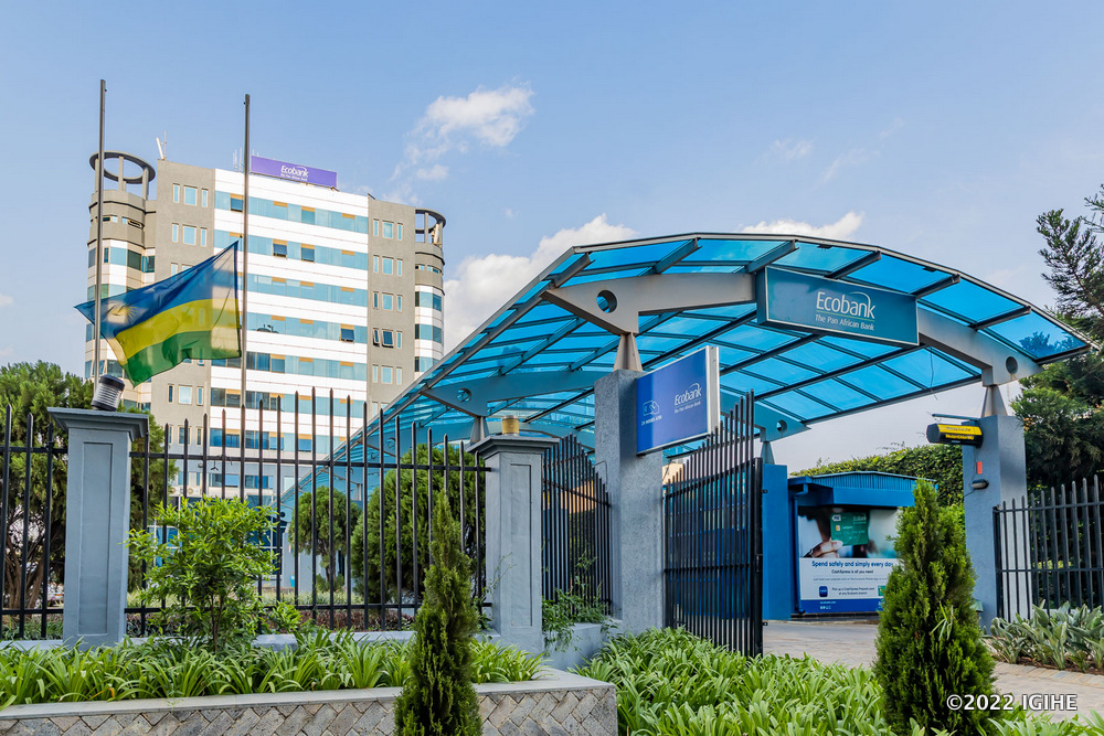 Mu Mujyi wa Kigali rwagati ahakorera Ecobank, amabendera ahari yururukijwe mu kunamira Umwamikazi Elizabeth II