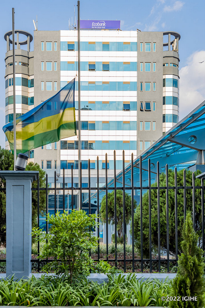 Ibendera ry'u Rwanda ryururukijwe rigezwa muri kimwe cya kabiri