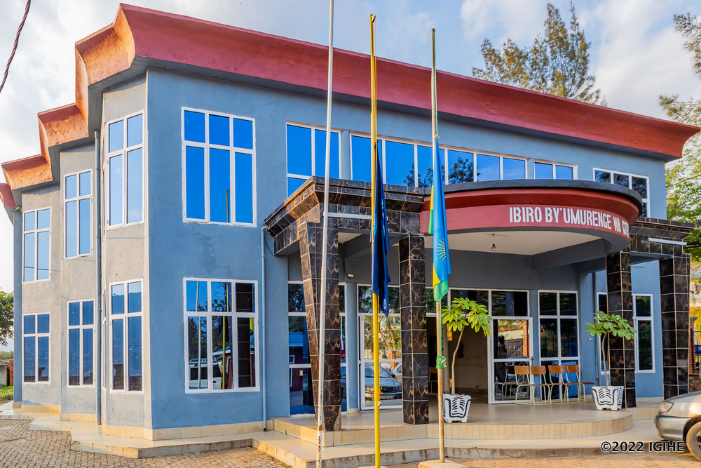 Amabendera yo ku Murenge wa Giteka nayo yururukijwe