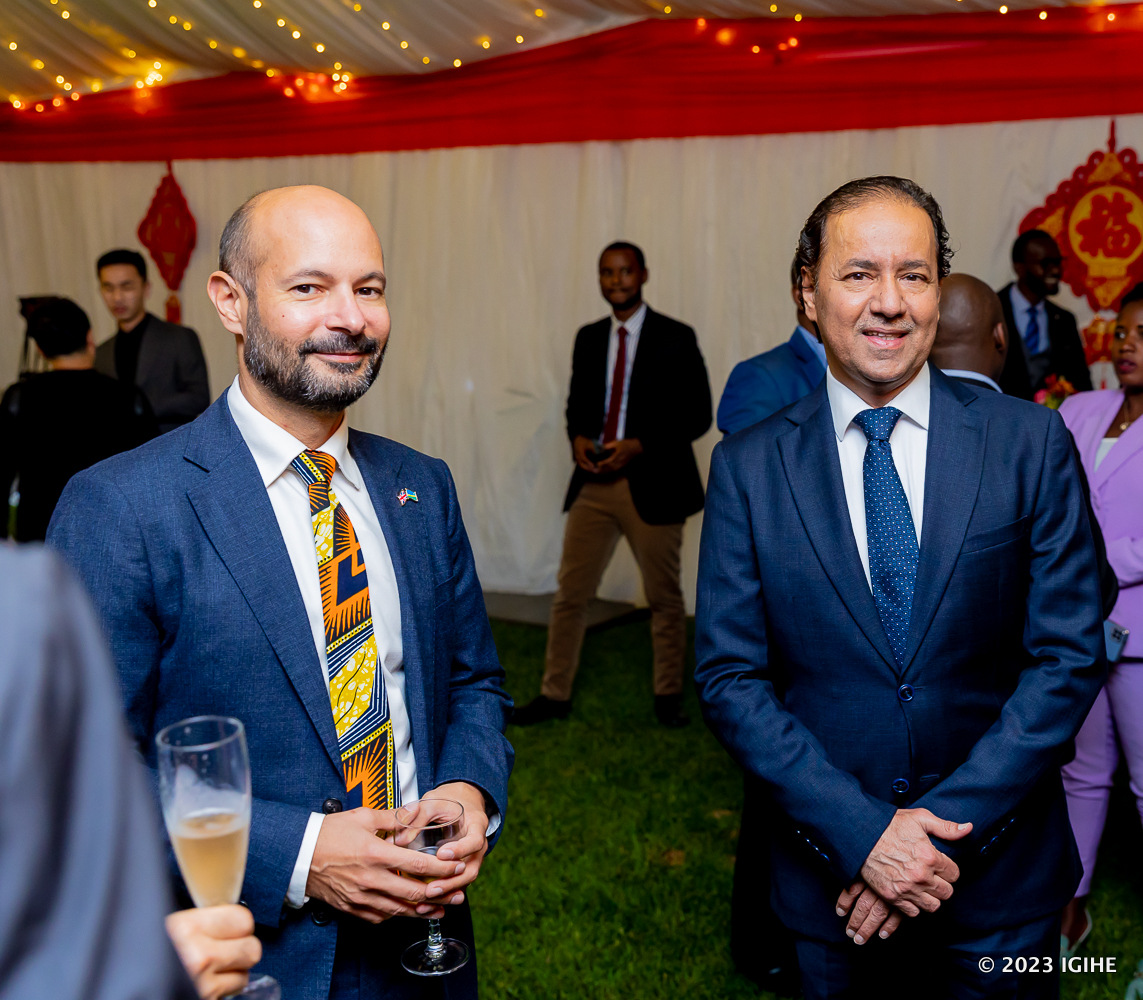 Ambasaderi w'u Bwongereza mu Rwanda, Omar Daair (ibumoso) ni umwe mu bitabiriye