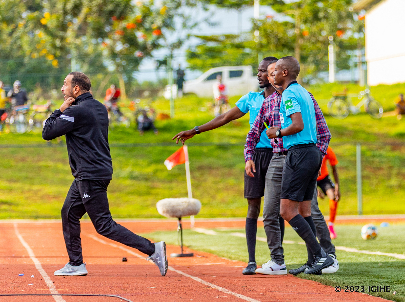 Yasubiye inyuma atangara atangira kwikuramo ikoti rya APR FC