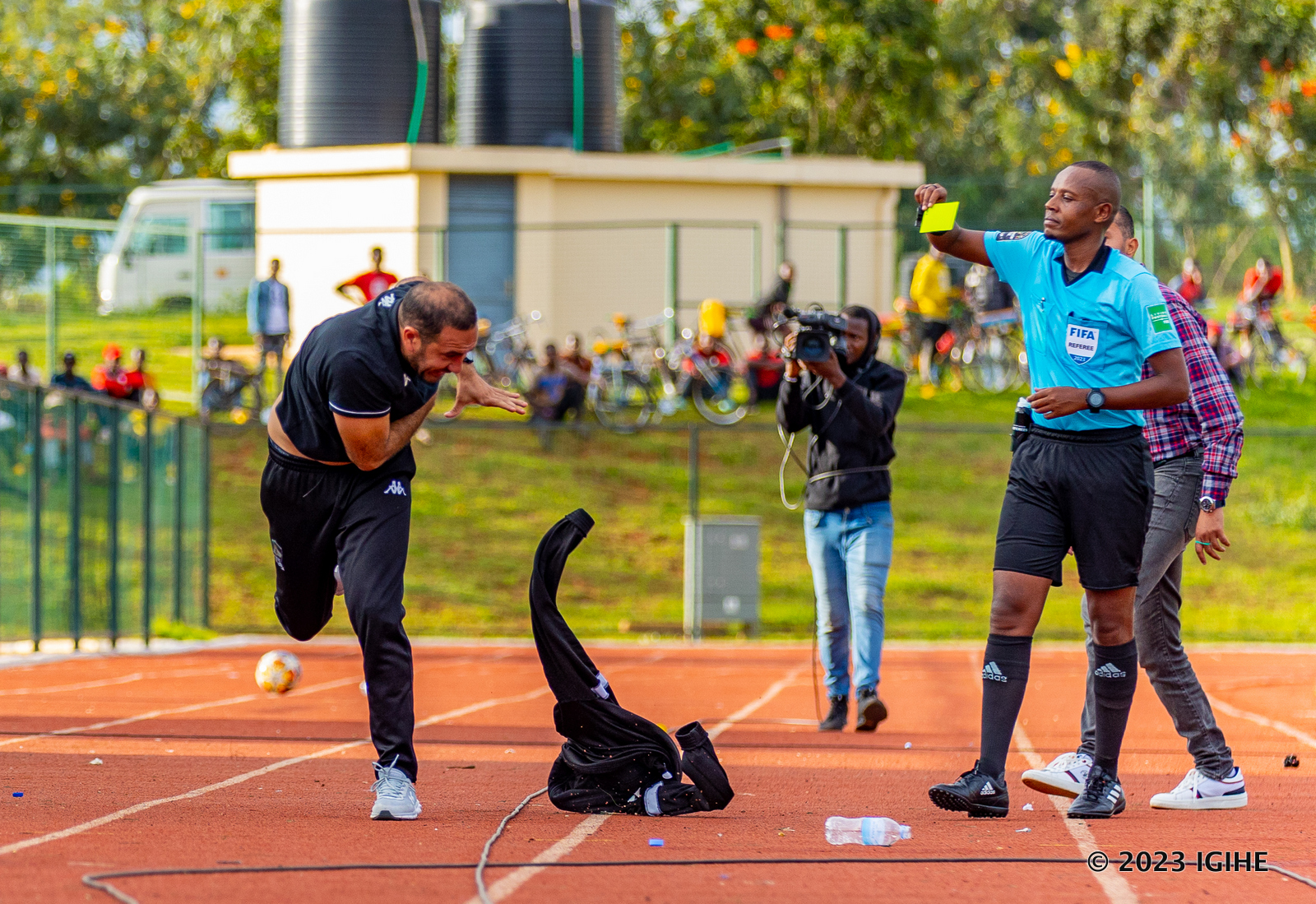 Yabikoranye umujinya mwinshi kubera ko atumvaga kimwe n'abasifuzi ibyemezo bari bamufatiye