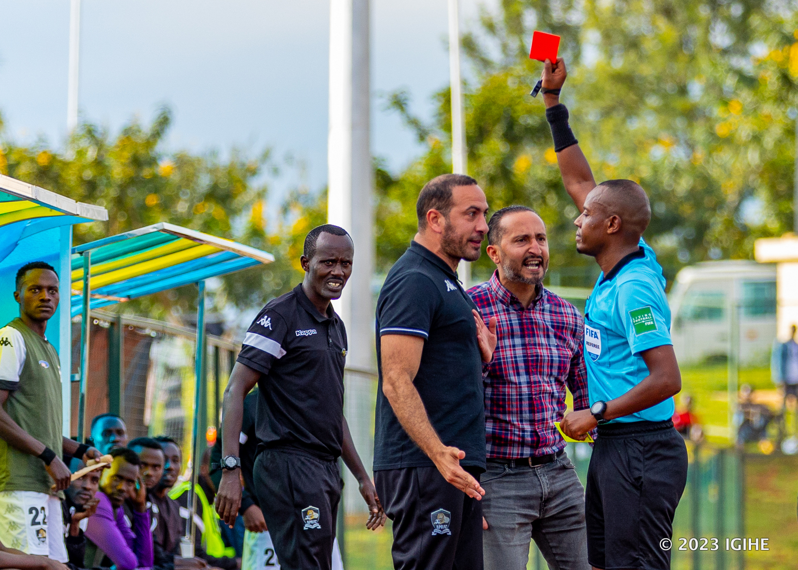 Umutoza Mukuru wa APR FC, Ben Moussa ntiyakiriye neza icyemezo cy'Umusifuzi Nsoro mu gihe Team Manager, Maj Jean Paul Uwanyirimpuhwe n'abakinnyi batangazwaga n'ibimaze kuba