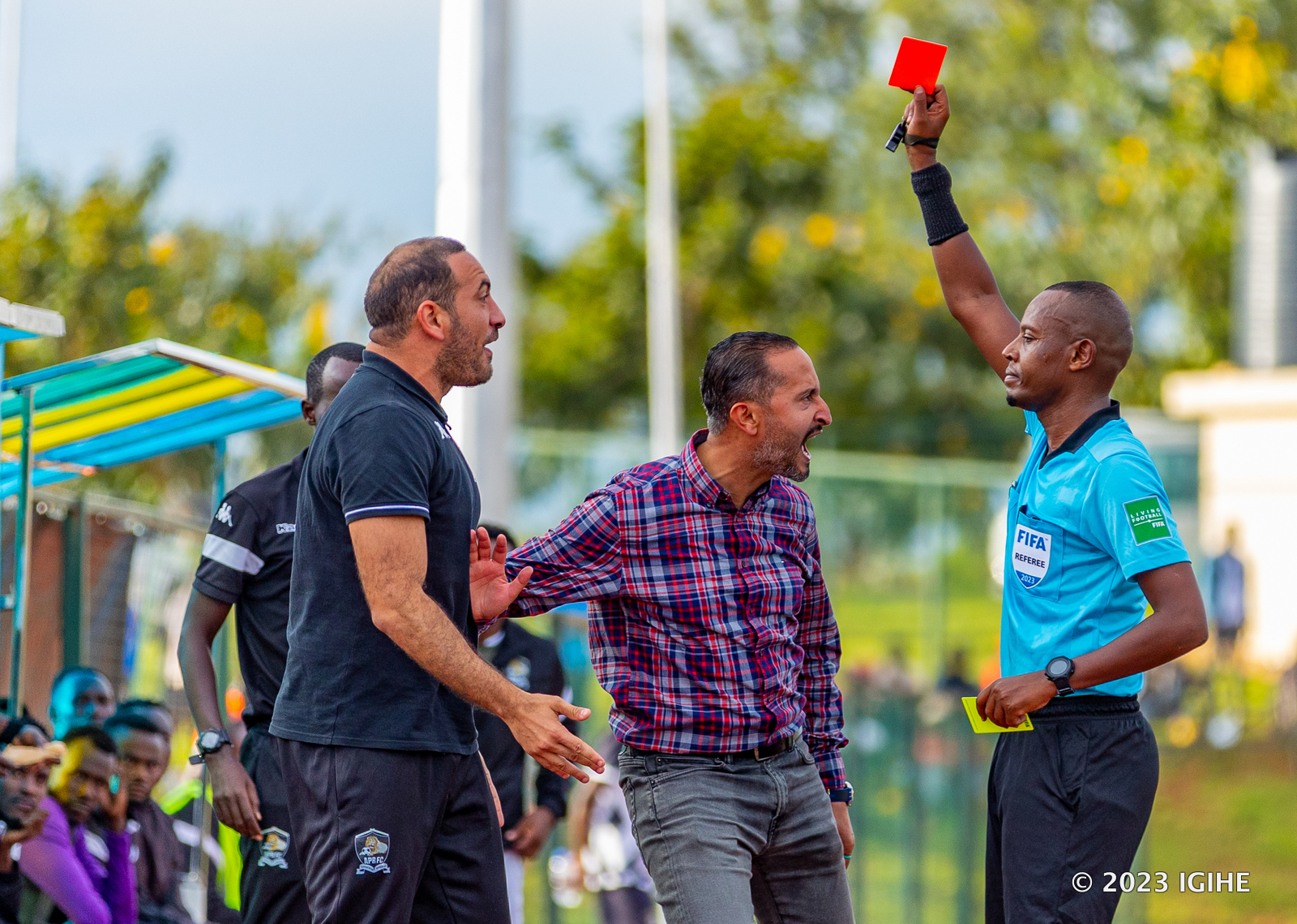 Abatoza ba APR FC bari bakeneye ibisobanuro byinshi by'ikosa ryari rimaze kuba mu gihe Nsoro yari afashe amakarita abiri mu ntoki