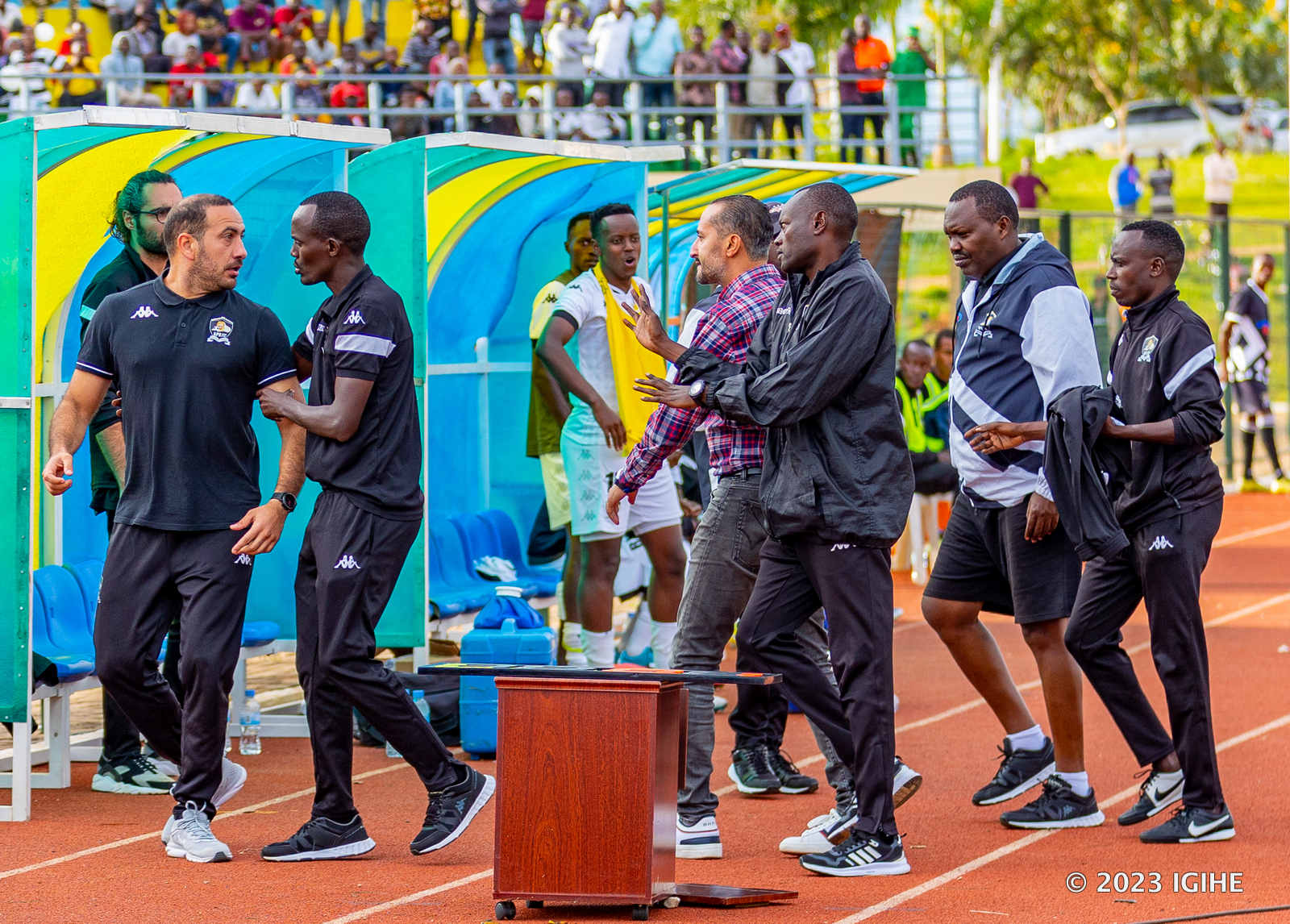 Team Manager wa APR FC yafashije Umutoza Jamel Eddine gusohoka mu kibuga