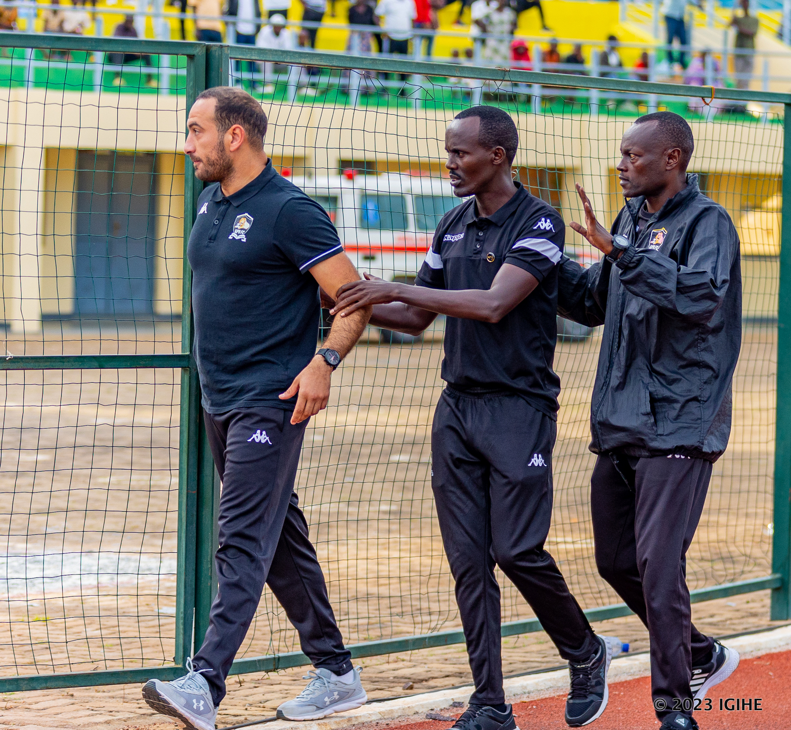 Team Manager Maj Uwanyirimpuhwe n'Umutoza w'abanyezamu Mugabo Alex bafatanyije gusohora mu kibuga Jamel Eddine