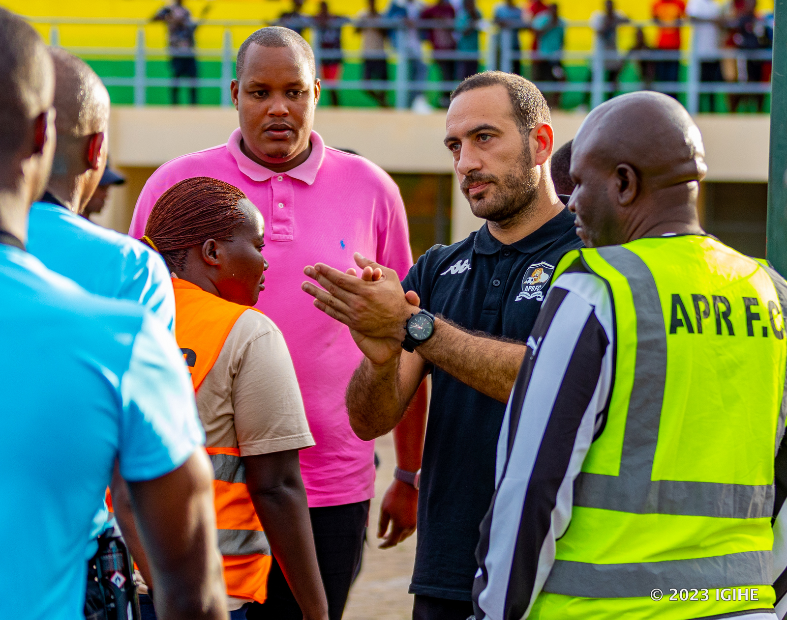 Nyuma y'umukino ubwo abasifuzi bageraga imbere ya Jamel Eddine Neffati yabakomeye amashyi,Umuvugizi wa APR FC, Kabanda Tony yari aho hafi