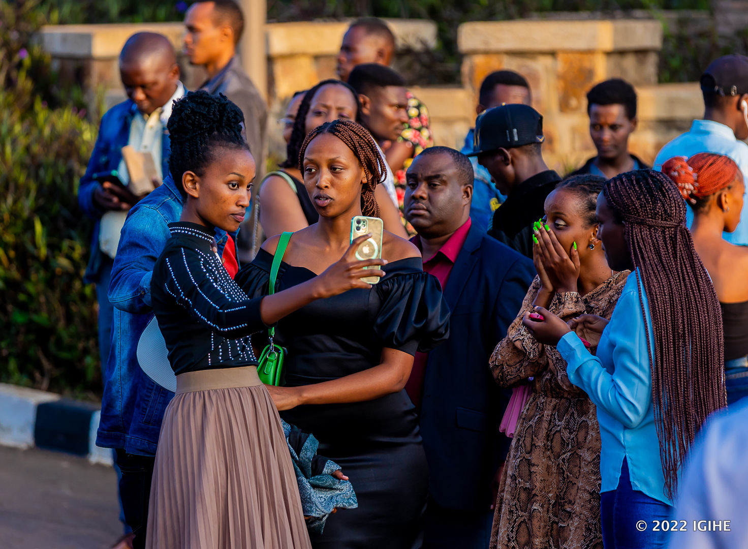 Uyu yabanje gufata agafoto k'urwibutso kuri uyu munsi w'amateka